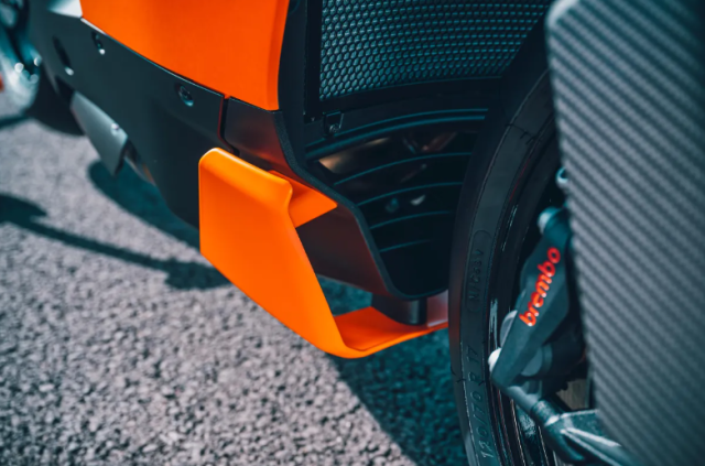 KTM 990 RC R 2026 ra mat Khi quai thu duong pho khoac len dan ao dua - 9