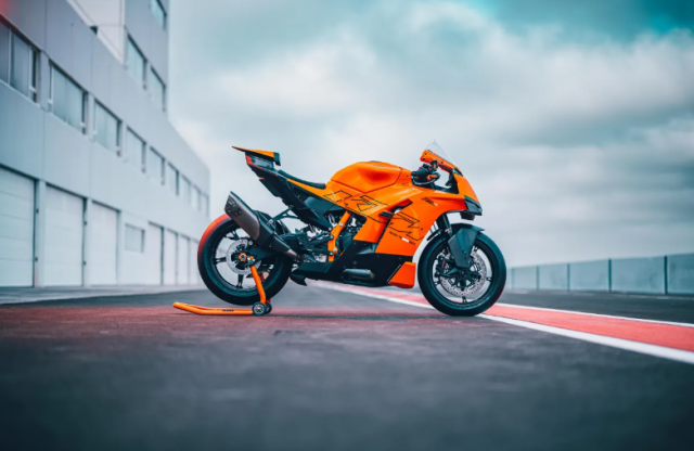 KTM 990 RC R 2026 ra mat Khi quai thu duong pho khoac len dan ao dua - 15