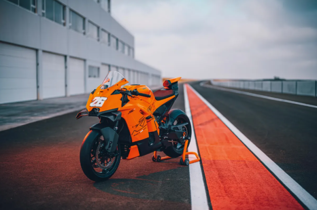 KTM 990 RC R 2026 ra mat Khi quai thu duong pho khoac len dan ao dua - 17