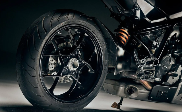 KTM RC8 do Streetfighter tu mot nha thiet ke Synth - 9