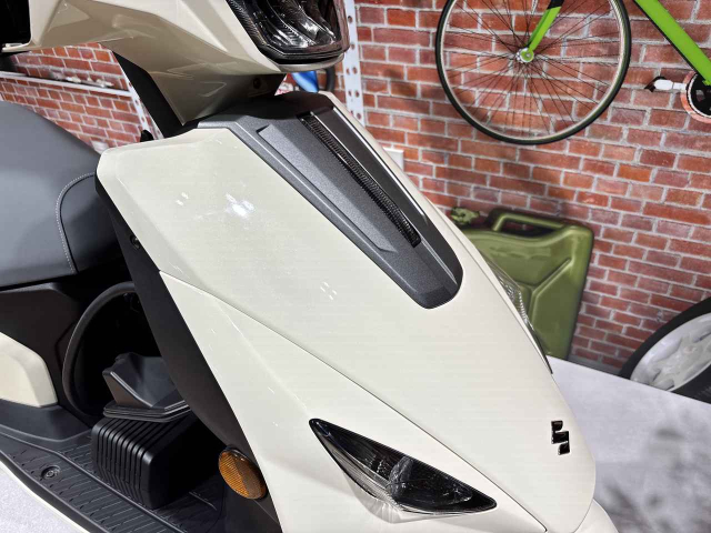 Nay moi co dip sam soi toan bo chi tiet cua chiec xe dien eAddress cua Suzuki - 7