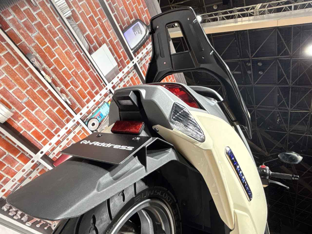 Nay moi co dip sam soi toan bo chi tiet cua chiec xe dien eAddress cua Suzuki - 9