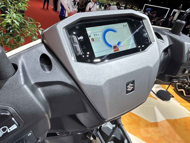 Nay moi co dip sam soi toan bo chi tiet cua chiec xe dien eAddress cua Suzuki - 11