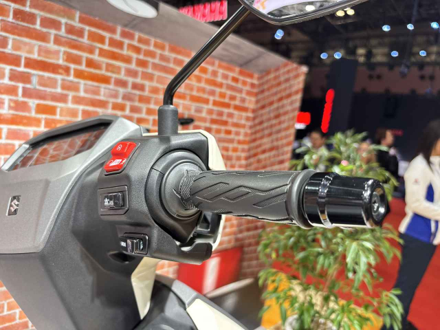 Nay moi co dip sam soi toan bo chi tiet cua chiec xe dien eAddress cua Suzuki - 13