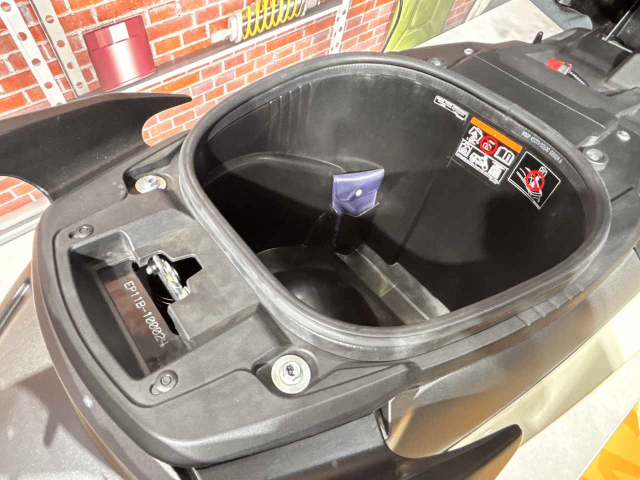 Nay moi co dip sam soi toan bo chi tiet cua chiec xe dien eAddress cua Suzuki - 16