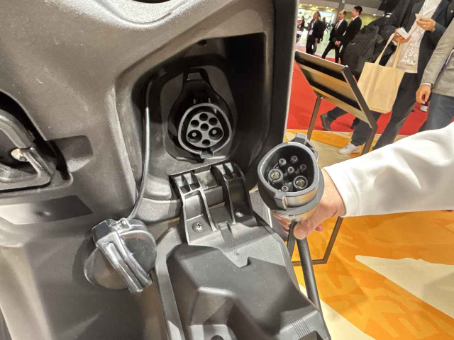 Nay moi co dip sam soi toan bo chi tiet cua chiec xe dien eAddress cua Suzuki - 25