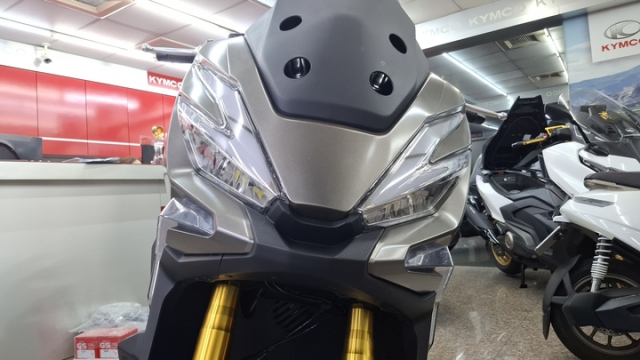 Soi chi tiet Kymco Xciting X350 Trang bi co nay co du de thach thuc Honda ADV350 - 3