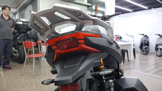 Soi chi tiet Kymco Xciting X350 Trang bi co nay co du de thach thuc Honda ADV350 - 12