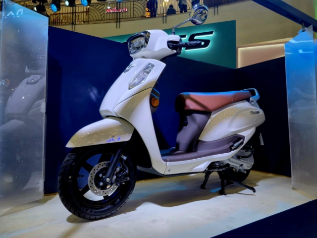 Suzuki ra mat doi trong cua Honda LEAD Trang bi man hinh mau TFT voi gia ban chi tu 33 trieu Dong - 9
