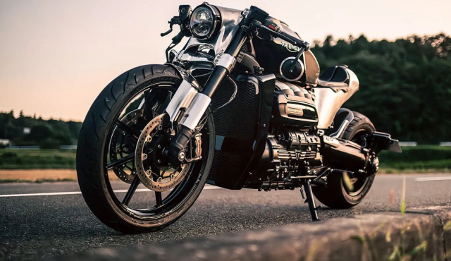Triumph Rocket 3 cua CW Zon Khi ga khong lo biet nhay mua - 3