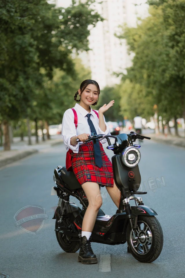Xe dap dien chi duoc cho 1 nguoi tru tre duoi 7 tuoi - 5