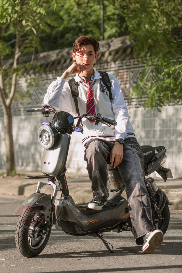 Xe dap dien chi duoc cho 1 nguoi tru tre duoi 7 tuoi - 7