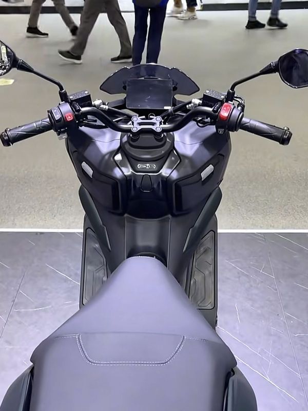 Zontes 150X ra mat Nhe hon PCX tan 25kg tang toc nhanh nhu xe 250cc va co nhieu trang bi khung - 5