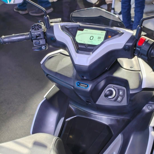 Can canh chi tiet AeroxE phien ban xe dien cua NVX 155 vua duoc Yamaha ra mat - 11