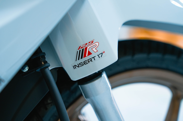 Can canh chi tiet Honda Wave 125 R Special Edition Profender vua duoc nhap ve nuoc ta - 9