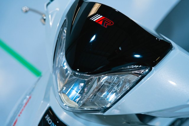 Can canh chi tiet Honda Wave 125 R Special Edition Profender vua duoc nhap ve nuoc ta - 13