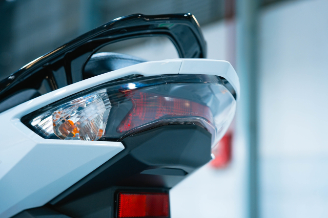 Can canh chi tiet Honda Wave 125 R Special Edition Profender vua duoc nhap ve nuoc ta - 15