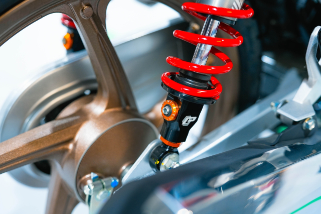 Can canh chi tiet Honda Wave 125 R Special Edition Profender vua duoc nhap ve nuoc ta - 18