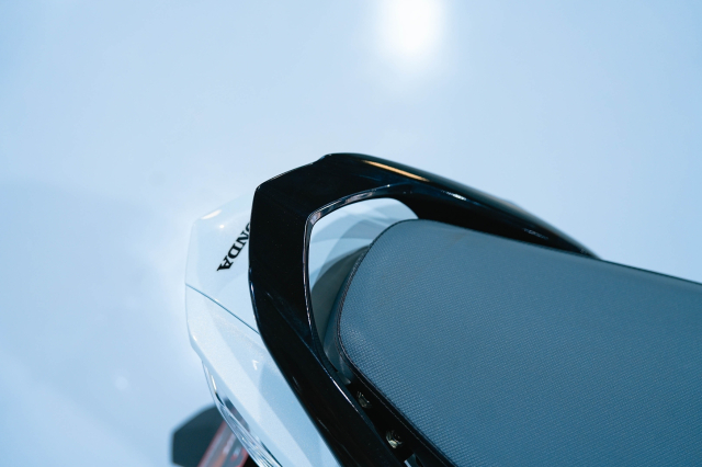 Can canh chi tiet Honda Wave 125 R Special Edition Profender vua duoc nhap ve nuoc ta - 27