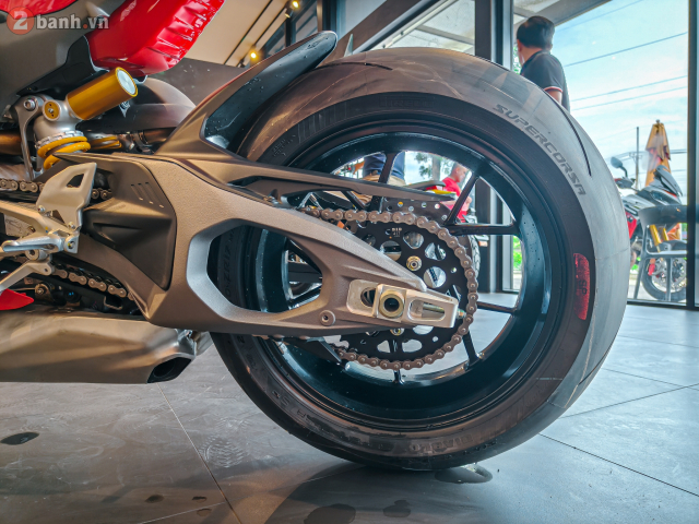 Can canh Ducati Panigale V4 the he moi vua cap ben thi truong Viet Nam voi gia 989 trieu Dong - 31