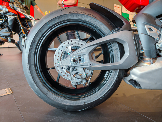 Can canh Ducati Panigale V4 the he moi vua cap ben thi truong Viet Nam voi gia 989 trieu Dong - 33