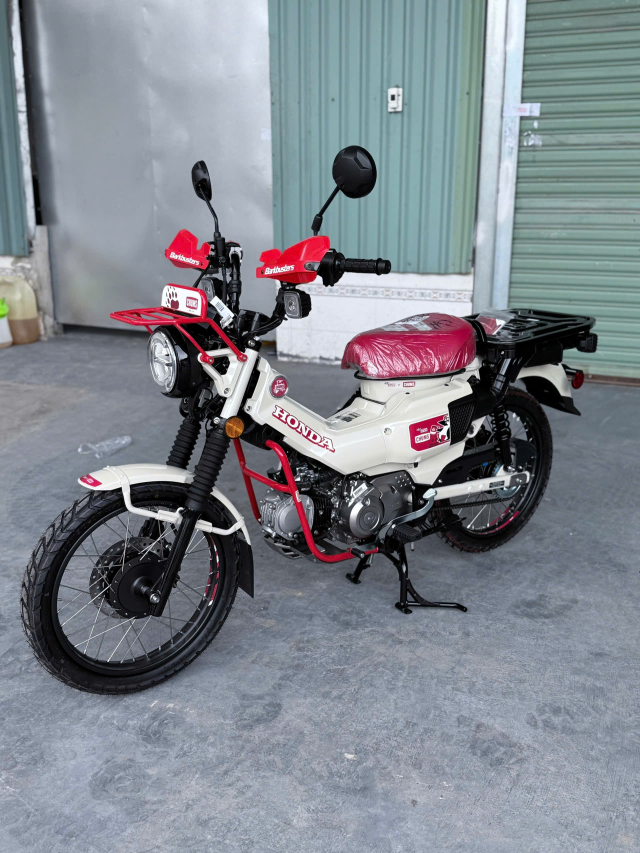 Can canh Honda CT125 CHUMS Limited Edition vua ve Viet Nam voi so luong chi dem tren dau ngon tay - 4