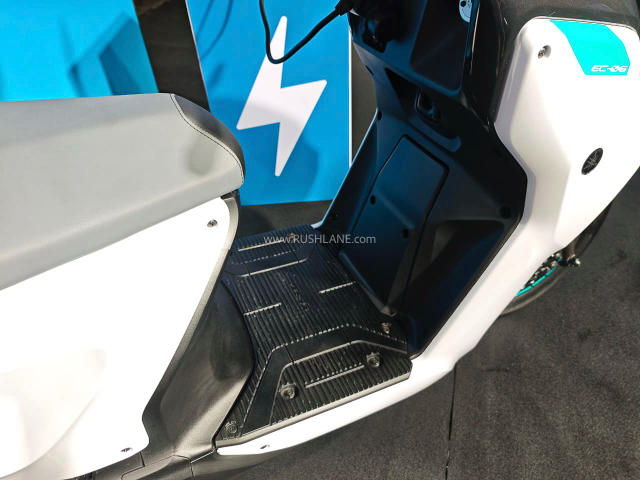 Can canh Yamaha EC06 Mau xe dien moi toc do 90 kmh di duoc 160 km chi voi mot lan sac - 9