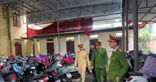 CSGT ra quan toan quoc Chan chinh hoc sinh di xe may khi chua du tuoi - 3