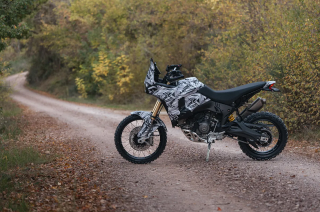 Ducati DesertX 2026 Mau xe phieu luu chay bang dong co V2 se chinh thuc ra mat vao thang 2 - 8