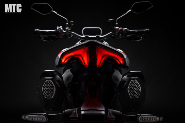 Ducati Hypermotard V2 2026 V2 SP 2026 The he thu 4 dot pha cho nam 2026 - 9