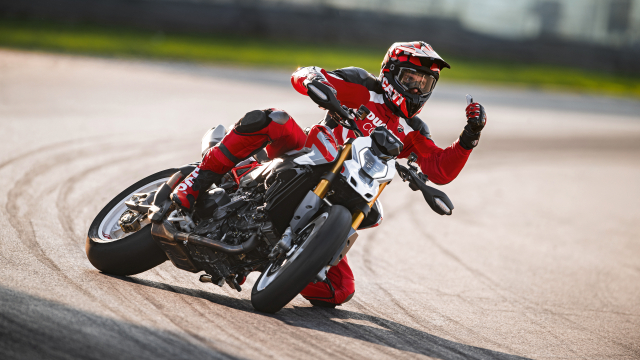 Ducati Hypermotard V2 2026 V2 SP 2026 The he thu 4 dot pha cho nam 2026 - 3