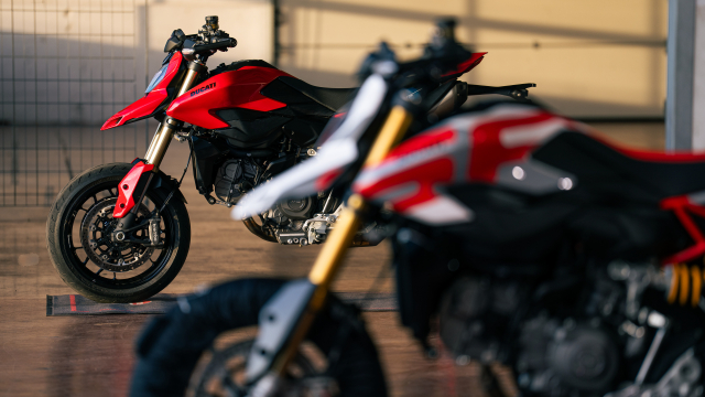 Ducati Hypermotard V2 2026 V2 SP 2026 The he thu 4 dot pha cho nam 2026 - 11