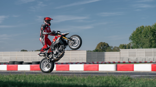 Ducati Hypermotard V2 2026 V2 SP 2026 The he thu 4 dot pha cho nam 2026 - 15