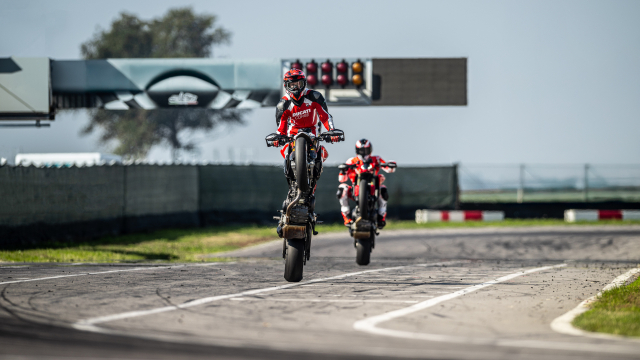 Ducati Hypermotard V2 2026 V2 SP 2026 The he thu 4 dot pha cho nam 2026 - 19