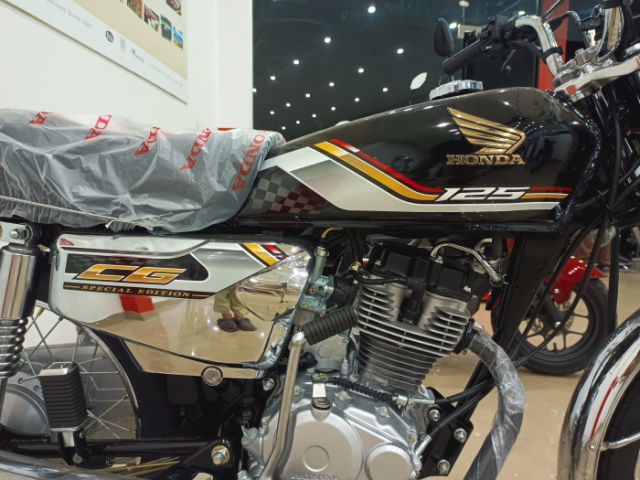 Hinh anh thuc te cua Honda CG 125 Self Start 2026 o dai ly co gia ban chi 235 trieu dong