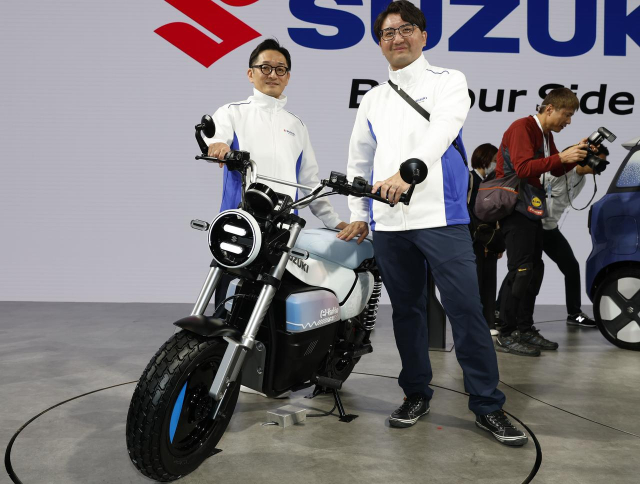 Hinh anh thuc te cua Suzuki eVanVan vua ra mat tai JMS 2025 Chiec minibike dien rat dang choi - 3