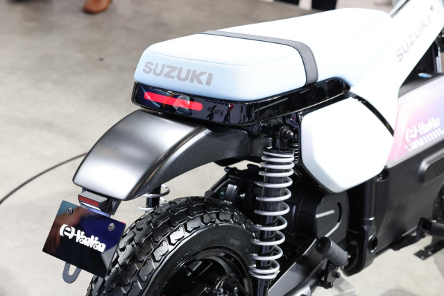 Hinh anh thuc te cua Suzuki eVanVan vua ra mat tai JMS 2025 Chiec minibike dien rat dang choi - 11