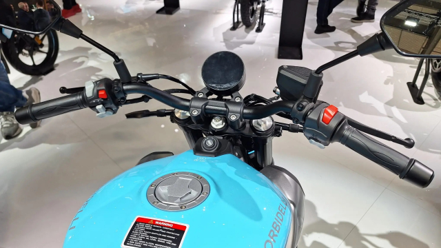 Kham pha tan binh Morbidelli N125V Dong co VTwin uy luc ABS 2 kenh TCS va co giao dien cuc dep - 11