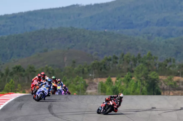 Marco Bezzecchi Khi niem tin dan loi chien thang cho Aprilia tai Portimao - 3