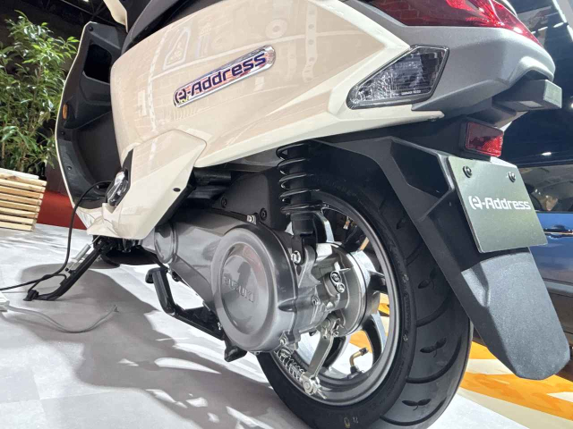 Suzuki công bố giá bán của e-access mẫu xe điện có pin và cách sạc giống honda uc3 - 6