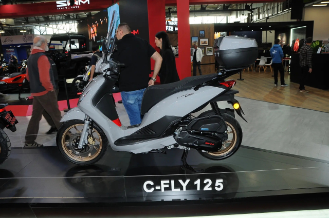 Thuong hieu xe may Y vua gay bat ngo voi 2 mau xe tay ga gia re tai EICMA 2025 - 3