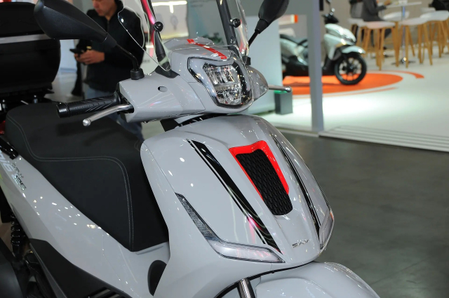 Thuong hieu xe may Y vua gay bat ngo voi 2 mau xe tay ga gia re tai EICMA 2025 - 5