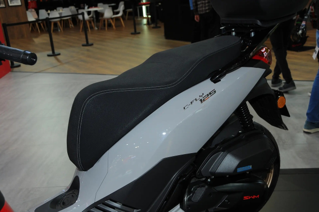 Thuong hieu xe may Y vua gay bat ngo voi 2 mau xe tay ga gia re tai EICMA 2025 - 7