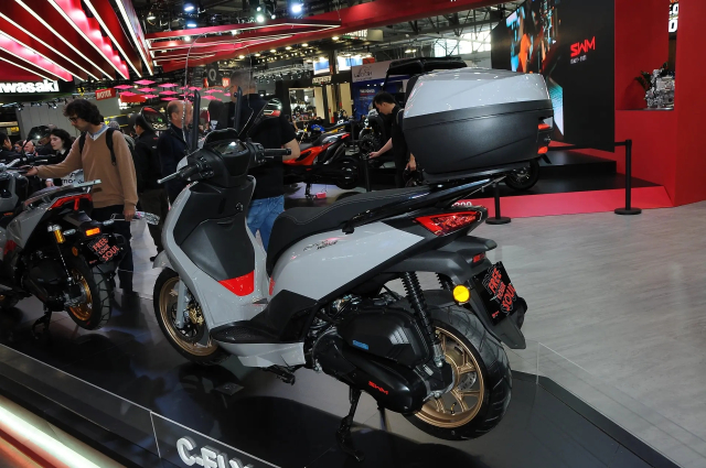 Thuong hieu xe may Y vua gay bat ngo voi 2 mau xe tay ga gia re tai EICMA 2025 - 11