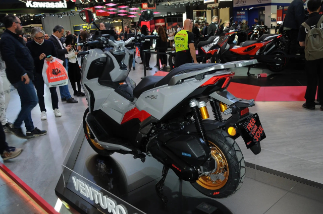 Thuong hieu xe may Y vua gay bat ngo voi 2 mau xe tay ga gia re tai EICMA 2025 - 13