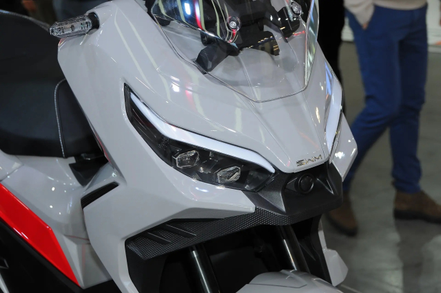 Thuong hieu xe may Y vua gay bat ngo voi 2 mau xe tay ga gia re tai EICMA 2025 - 15