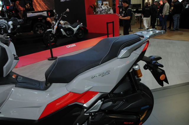 Thuong hieu xe may Y vua gay bat ngo voi 2 mau xe tay ga gia re tai EICMA 2025 - 17