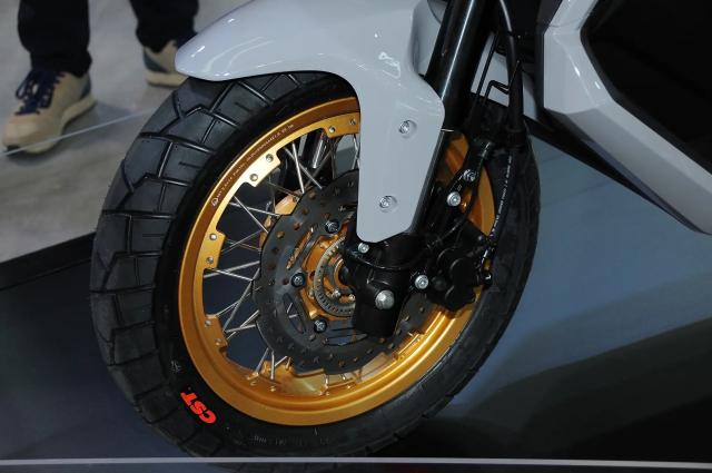 Thuong hieu xe may Y vua gay bat ngo voi 2 mau xe tay ga gia re tai EICMA 2025 - 19