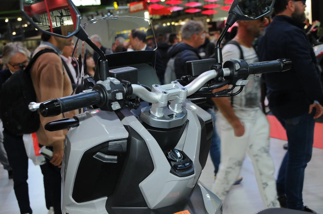 Thuong hieu xe may Y vua gay bat ngo voi 2 mau xe tay ga gia re tai EICMA 2025 - 21