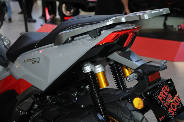 Thuong hieu xe may Y vua gay bat ngo voi 2 mau xe tay ga gia re tai EICMA 2025 - 23